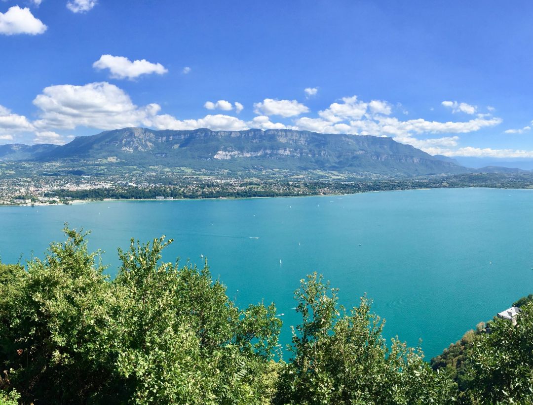 Vue du lac du Bourget depuis Aix-les-Bains, entre eau turquoise et montagnes de Savoie