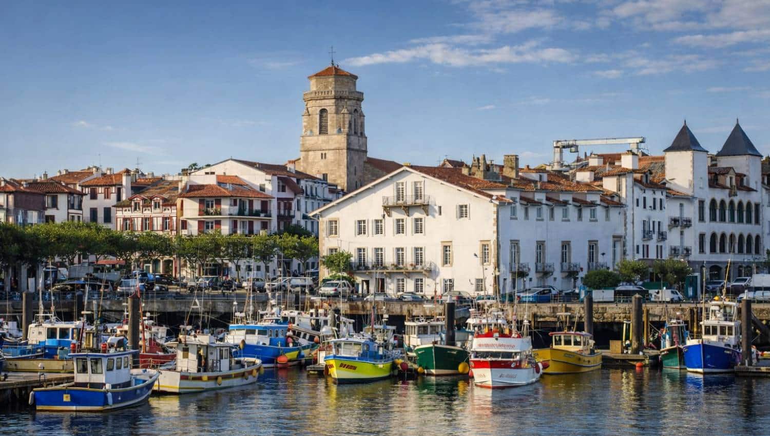 Vue sur la baie, la plage et le port de Saint-Jean-de-Luz au Pays basque