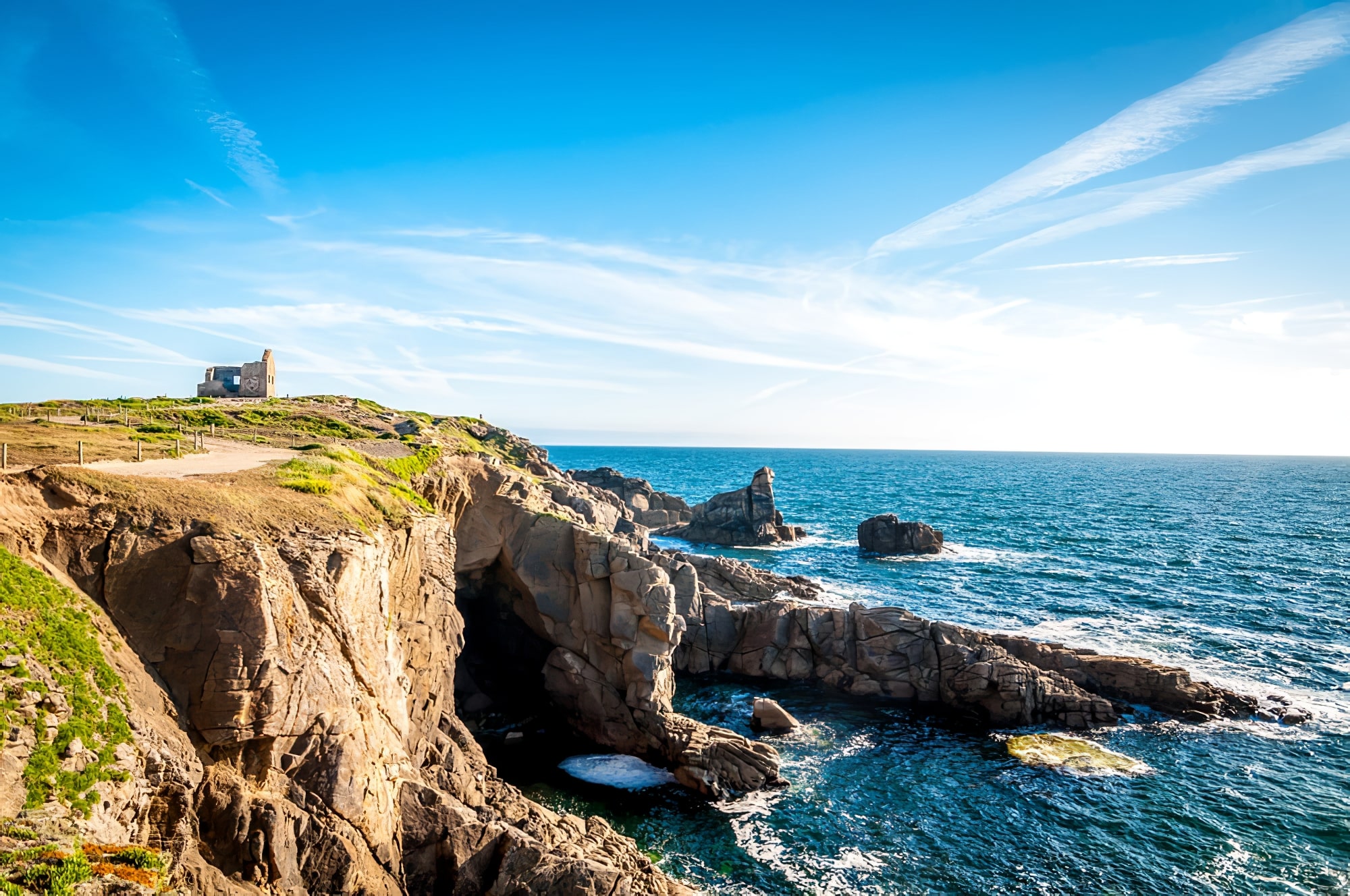 Falaises et vagues de la côte sauvage de la presqu'île de Quiberon face à l'océan Atlantique