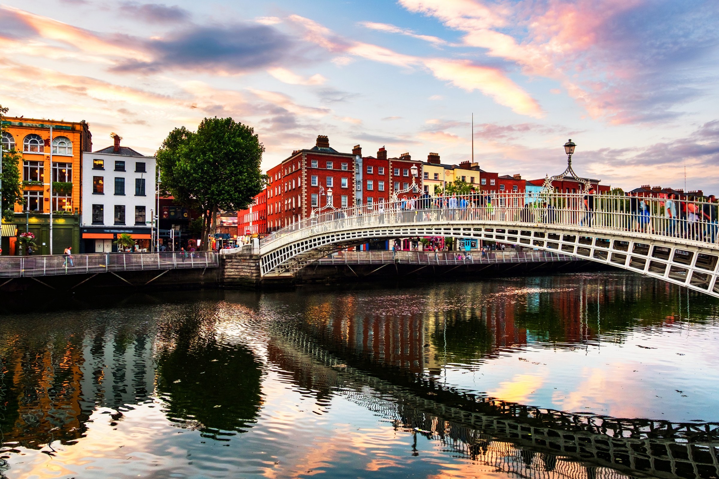 Vue du centre-ville de Dublin en Irlande avec la rivière Liffey et les façades géorgiennes