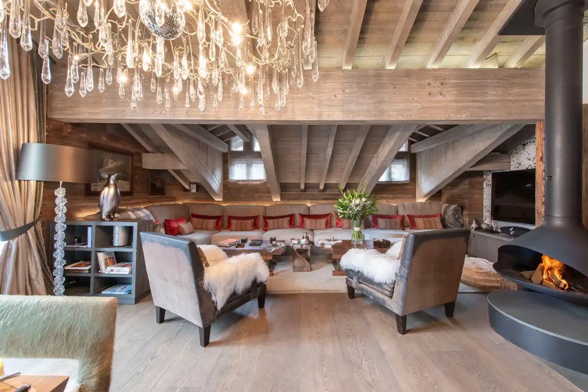 Chalet de luxe dans les Alpes avec vue panoramique sur les sommets enneigés