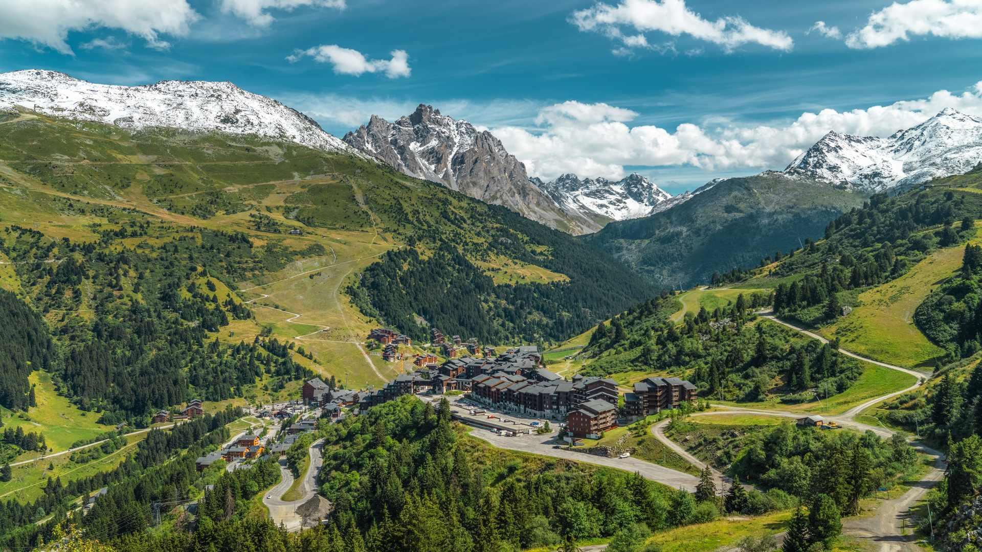 Chalets en bois et pistes enneigées de la station de Méribel dans les Alpes