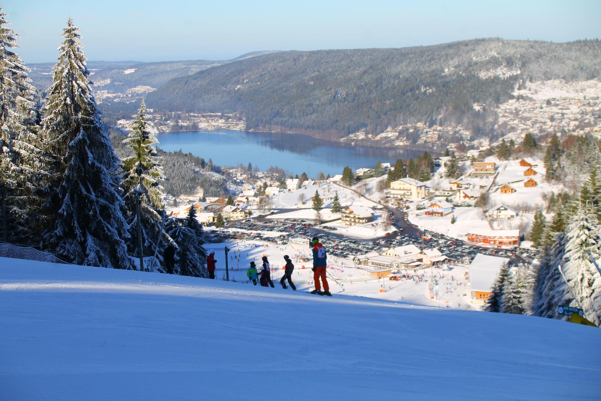 Le lac de Gérardmer entouré de forêts de sapins dans les Hautes Vosges