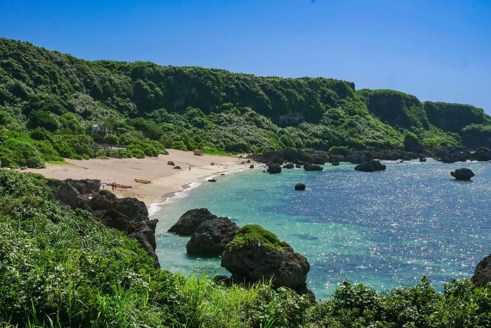 Plage de sable blanc et mer turquoise sur l'île d'Okinawa au Japon