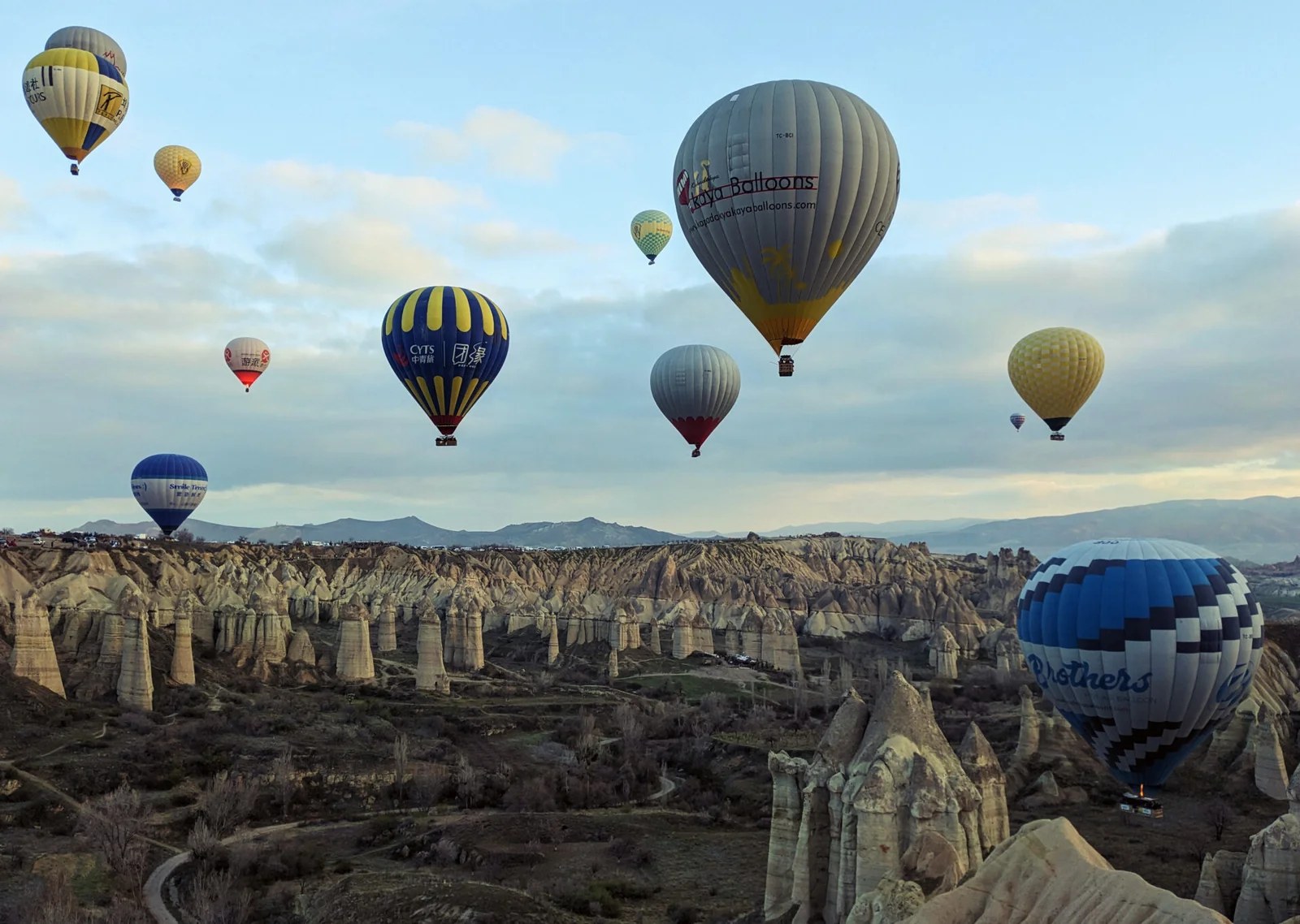 Montgolfières au lever du soleil au-dessus des cheminées de fées de Cappadoce