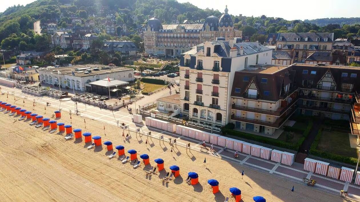 Vue de la plage et des falaises à Villers-sur-Mer en Normandie