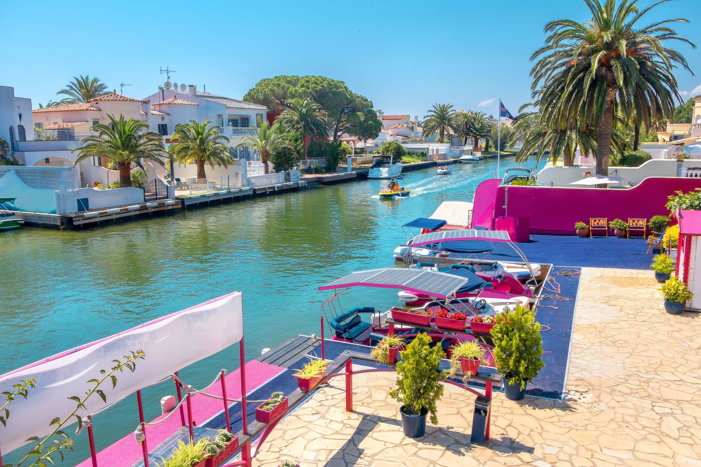 Canal bordé de maisons et de bateaux à Empuriabrava