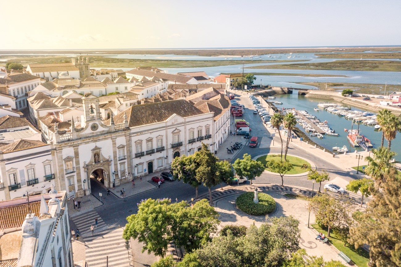 Vue sur la vieille ville de Faro et les remparts de la capitale de l'Algarve