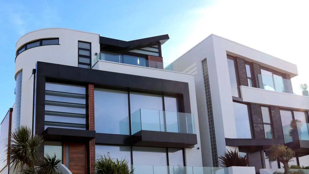 Appartement lumineux à louer, salon meublé prêt pour une visite de location