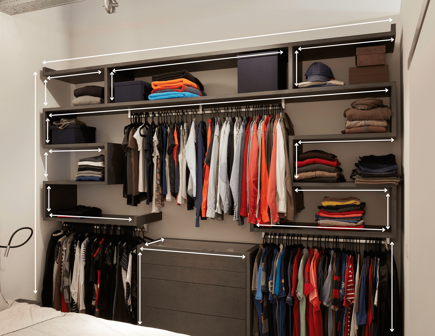 Dressing sur mesure dans une chambre, avec penderies, étagères et tiroirs intégrés du sol au plafond