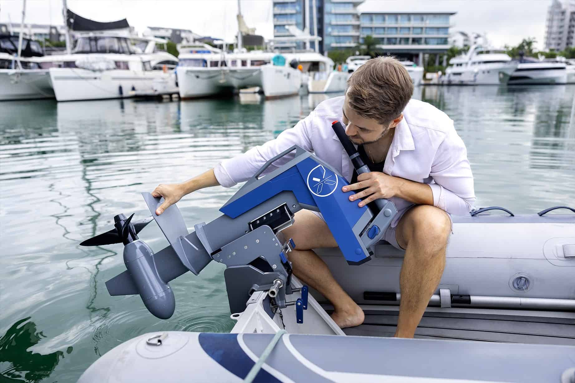 Moteur électrique hors-bord installé sur un petit bateau